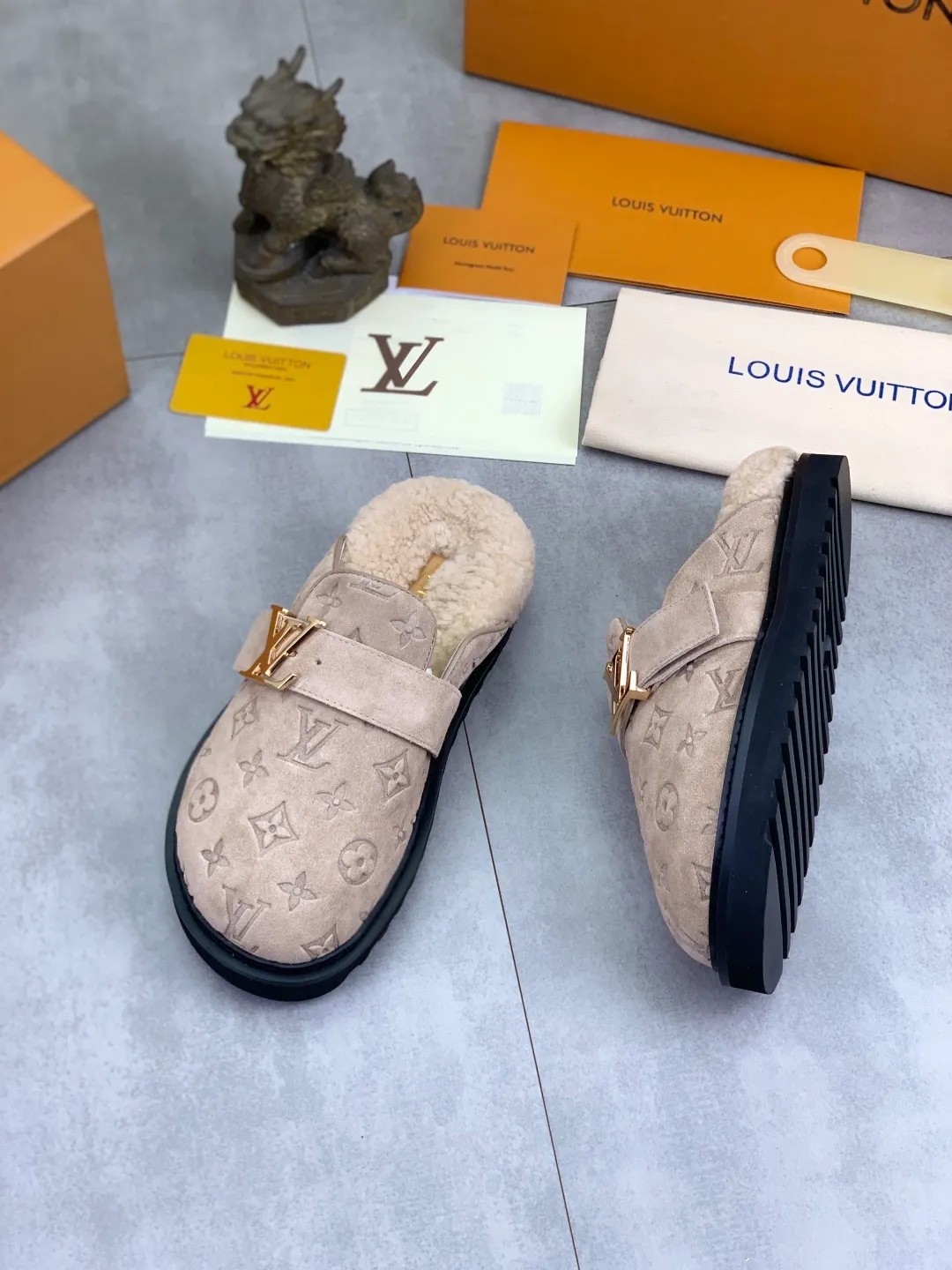 Men's Men's Shoes P480 New Couple Style LV Louis Vuitton L Family Donkey Brand Latest Easy Series Birkenstock Baotou Thick Sole Wool Slippers Sandals Original purchase, development and production This LV Easy sandal is made of suede cow leather, with Monogram pattern to highlight the trendy style. Adjustable straps with illuminated LV letters, flexible insoles and micro outsoles provide a light and comfortable experience. Exquisite packaging at the delivery counter 🛍📦 ▪️Fabric: Original custom imported first-layer cowhide ▪️Inner lining: Original customized warm wool lining ▪️Outsole: Original open-molded rubber foam material ▪️Sole thickness: 4CM ▪️Size: Men and women 35-45